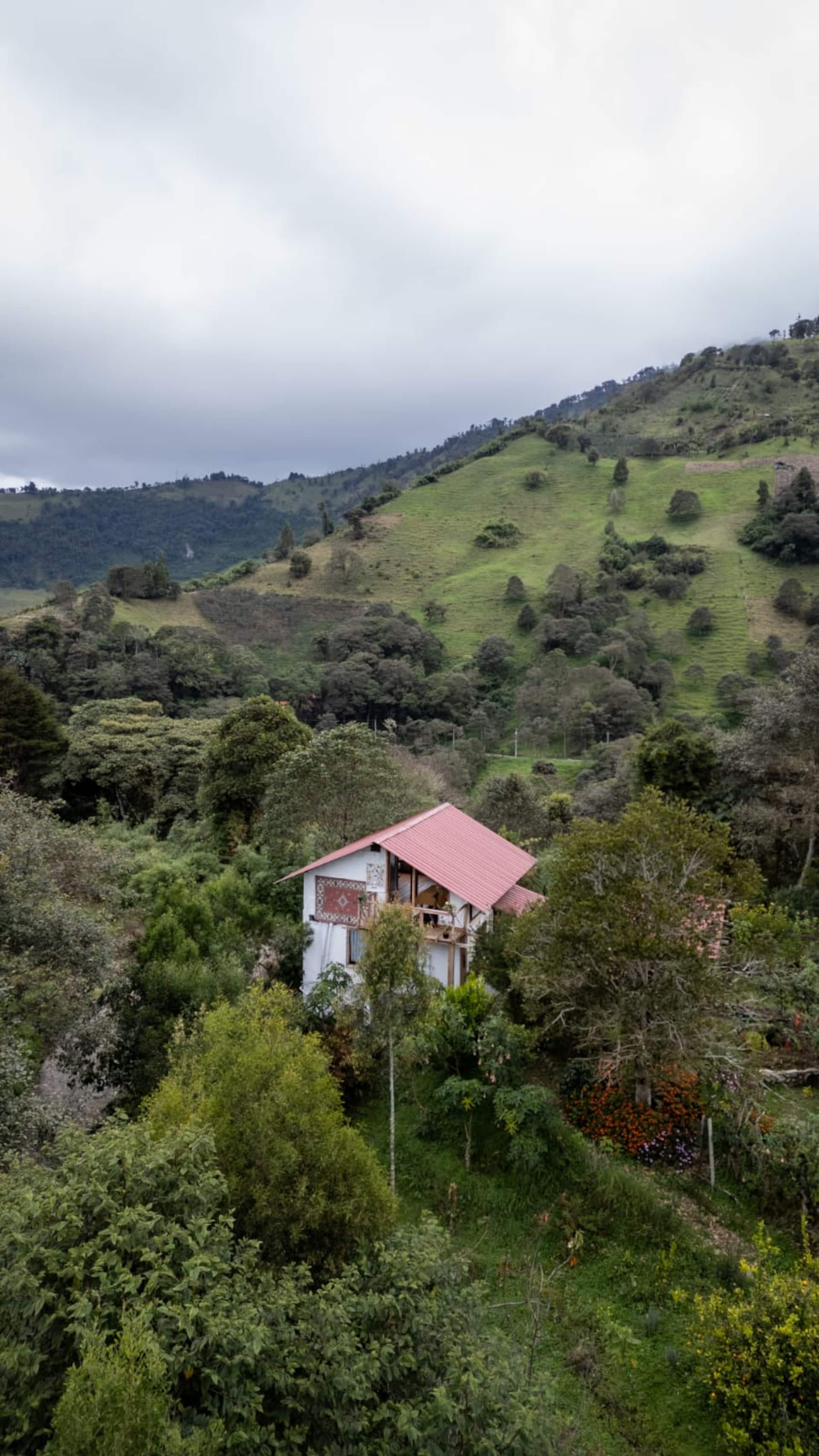 La cabaña enclavada entre montañas verdes